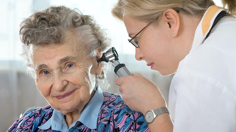 Eine Patientin wird von einer HNO-Ärztin untersucht (Symbolbild).