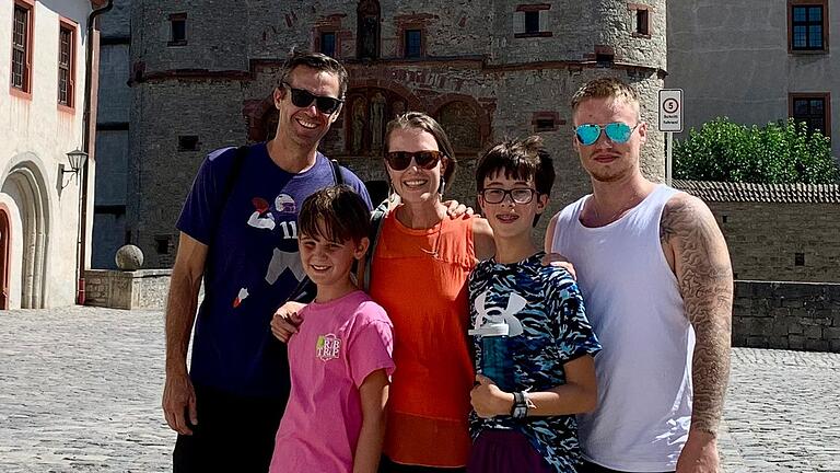 Ihren Besuch in Frickenhausen nutzte Mary Ann Campion, um gemeinsam mit ihrem Mann und ihren beiden Kindern die Heimat ihres Lebensretters Fabian Sattler (rechts) kennenzulernen, wie hier die Festung in Würzburg.