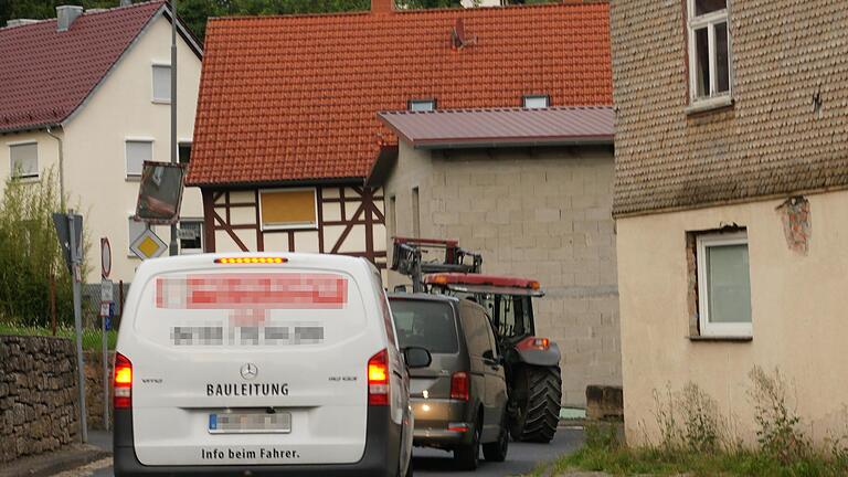 Die Ortsdurchfahrt von Züntersbach ist eng und bisweilen wegen fehlender Gehwege für Fußgänger gefährlich. Nun soll es endlich zum Ausbau kommen. - Die Ortsdurchfahrt von Züntersbach ist eng und bisweilen wegen fehlender Gehwege für Fußgänger gefährlich. Nun soll es endlich zum Ausbau kommen. Die Ortsdurchfahrt von Züntersbach ist eng und bisweilen wegen fehlender Gehwege für Fußgänger gefährlich. Nun soll es endlich zum Ausbau kommen. - Die Ortsdurchfahrt von Züntersbach ist eng und bisweilen wegen fehlender Gehwege für Fußgänger gefährlich. Nun soll es endlich zum Ausbau kommen.