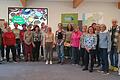 23 Ehrenamtliche aus den acht Weltläden im Landkreis Würzburg nahmen an einer Fortbildung teil, die der Fairtrade-Landkreis mit Lea Pfeifer, Bildungsreferentin des Würzburger Weltladens (Bildmitte) mit der Fairtrade-Beauftragten des Landkreises, Brigitte Schmid (rechts), organisiert hatte.