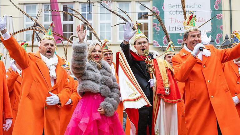 Der KaGe Elferrat Würzburg hat am 11.11 offiziell die Faschingssaison auf dem Sternplatz in Würzburg eingeleitet. Auch das neue Prinzenpaar Katharina I. und Christoph I. 'vom stylischen Haar' wurde vorgestellt. Der KaGe Elferrat Würzburg hat am 11.11 offiziell die Faschingssaison auf dem Sternplatz in Würzburg eingeleitet. Auch das neue Prinzenpaar Katharina I. und Christoph I. 'vom stylischen Haar' wurde vorgestellt.