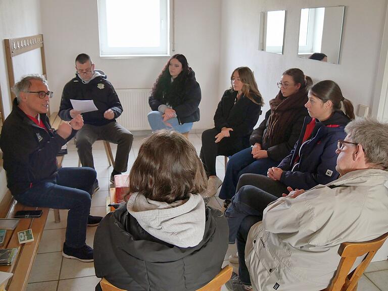 Ein ernstes Thema wurde in diesem Workshop angesprochen. Bildungsreferent Michael Hannawacker (links) gab Übungsleiterinnen und Übungsleitern Inputs im Hinblick auf die Prävention sexualisierter Gewalt. Zu dem Thema 'Kinder stark machen' bietet der DJK-Verband in der Diözese Würzburg etliche Infos und Hilfen an. Ein ernstes Thema wurde in diesem Workshop angesprochen. Bildungsreferent Michael Hannawacker (links) gab Übungsleiterinnen und Übungsleitern Inputs im Hinblick auf die Prävention sexualisierter Gewalt. Zu dem Thema 'Kinder stark machen' bietet der DJK-Verband in der Diözese Würzburg etliche Infos und Hilfen an.