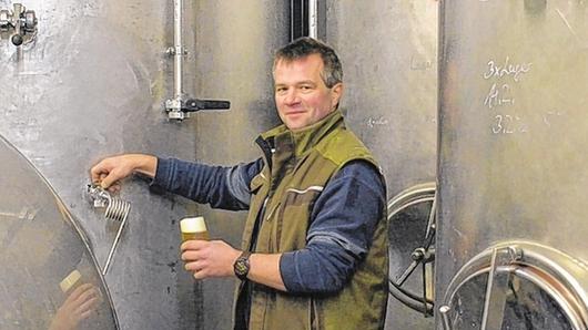 Michael Roppelt mit einem frisch gezapften Bier aus dem Lagerkeller. Michael Roppelt mit einem frisch gezapften Bier aus dem Lagerkeller.