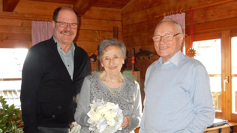 Bürgermeister Wolfgang Küber (links) gratulierte dem Diamantenen Hochzeitspaar Doris und Otmar Wiesenfelder. Bürgermeister Wolfgang Küber (links) gratulierte dem Diamantenen Hochzeitspaar Doris und Otmar Wiesenfelder.