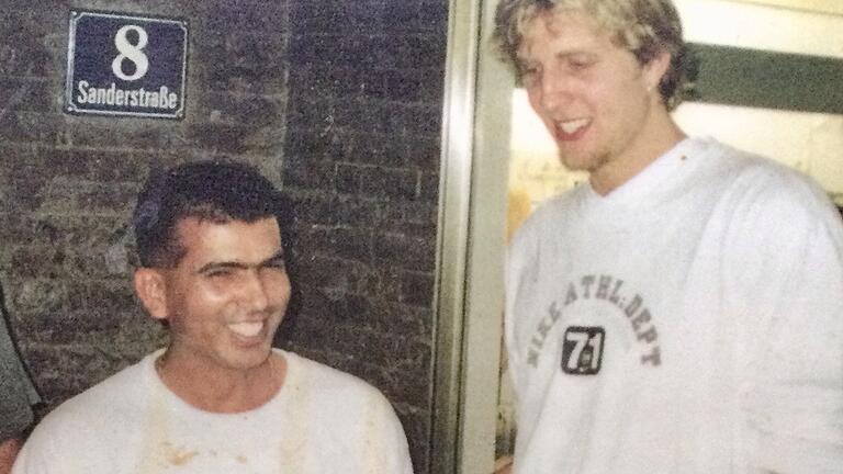 Anwar Raja alias Seema (links) mit Basketball-Star Dirk Nowitzki.