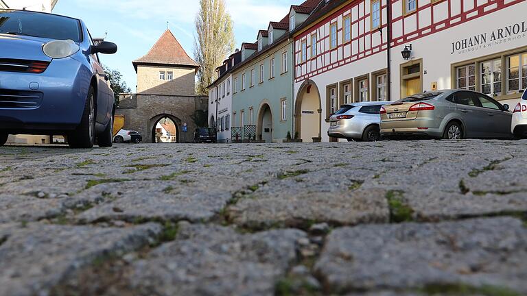 Die Lange Gasse in Iphofen mit Blick auf das Einersheimer Tor. Wer von dort in die Altstadt kommt, steht aus Sicht mancher Stadträtin erst einmal in einer 'grauen Wüste'. Die Lange Gasse in Iphofen mit Blick auf das Einersheimer Tor. Wer von dort in die Altstadt kommt, steht aus Sicht mancher Stadträtin erst einmal in einer 'grauen Wüste'.