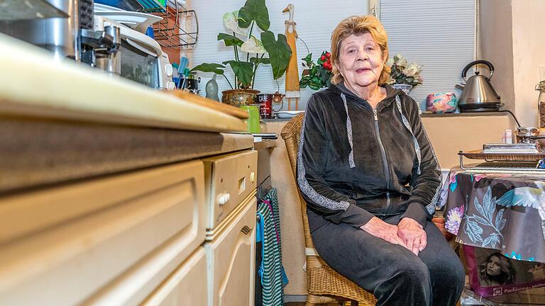 In ihrer kleinen Zwei-Zimmer-Wohnung lebt Krystyna Thiele seit 23 Jahren. Nun muss sie aus der Verfügungswohnung der Stadt Würzburg ausziehen.&nbsp;