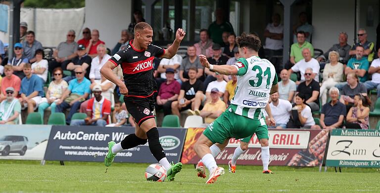 Kickers-Akteur Benyas Junge-Abiol (links) im Zweikampf mit Daniel Zillner.