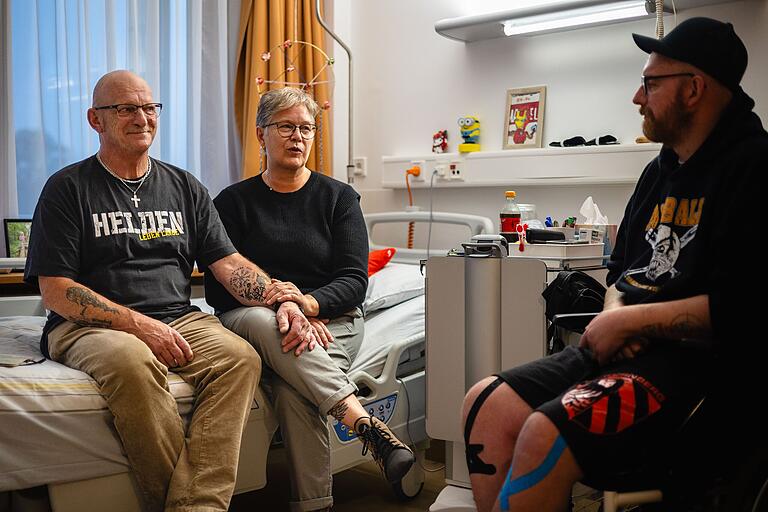 Alleine ist Dominik Klebrig in den vergangenen Monaten so gut wie nie gewesen. Immer an seiner Seite stand die Familie. Im Bild: Papa Gerald und Mutter Beate. Alleine ist Dominik Klebrig in den vergangenen Monaten so gut wie nie gewesen. Immer an seiner Seite stand die Familie. Im Bild: Papa Gerald und Mutter Beate.