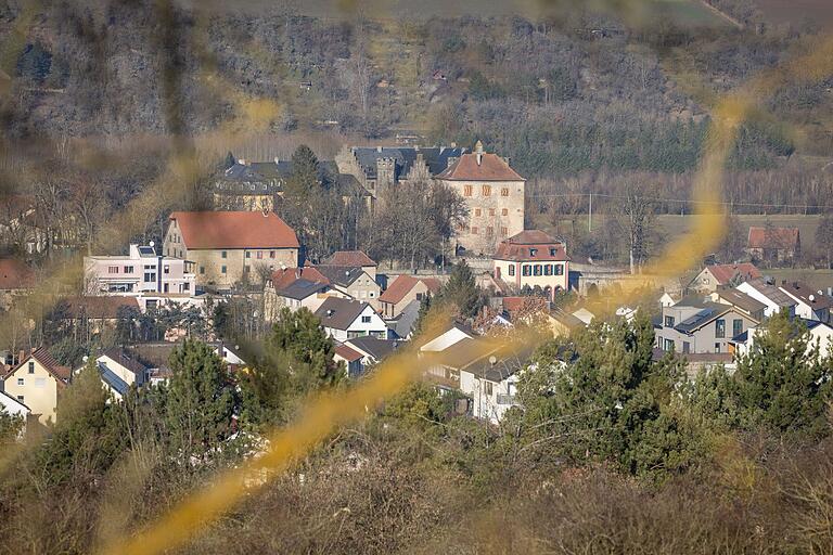 Wandern in Thüngen auf der Tour 'Ins Werntal':&nbsp; Unterwegs hat man unterschiedliche Ansichten auf die rund 1350 Einwohner zählende Gemeinde.