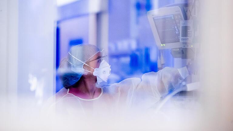 Eine Intensiv-Krankenschwester betreut einen Covid-19-Patienten (Symbolfoto).