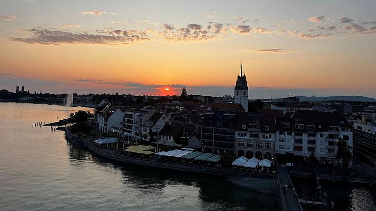 In der Abenddämmerung zeigt sich das Ufer des Bodesees in Friedrichshafen von seiner romantisch-kitschigen Seite.