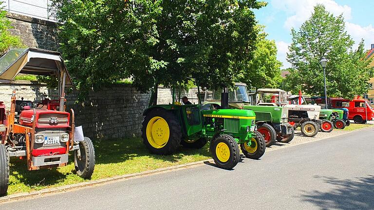 Die uralten Traktoren von den Oldtimer Freunden Uengershausen waren Blickfang beim Acholshäuser Musikfest. Die uralten Traktoren von den Oldtimer Freunden Uengershausen waren Blickfang beim Acholshäuser Musikfest.