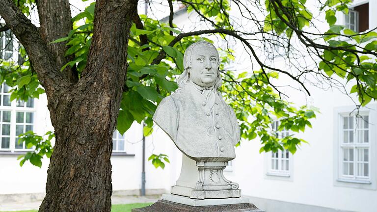 Brüdergemeine Herrnhut       -  Ein Denkmal erinnert in Herrnhut an Nikolaus Ludwig Graf von Zinzendorf, der protestantischen Glaubensflüchtlingen Asyl in der Lausitz bot.(Archivfoto)