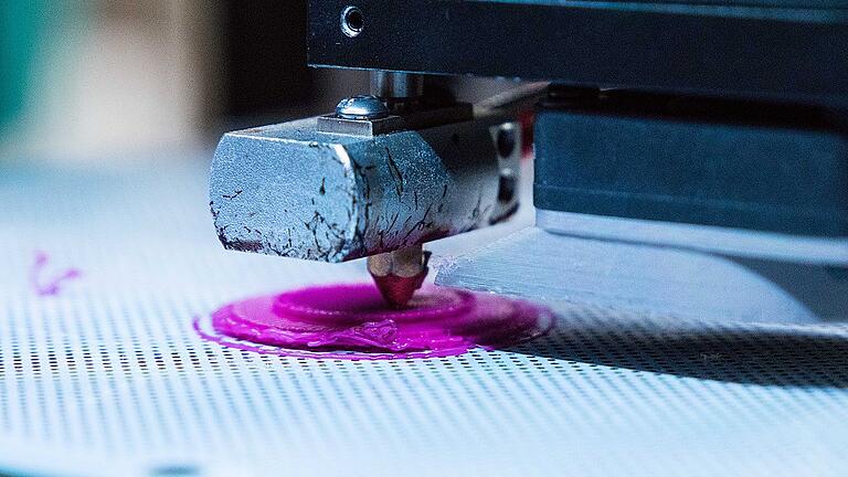 Beim 3D-Druck wird das Material Schicht für Schicht aufgetragen und so ein dreidimensionaler Gegenstand erzeugt. Im Rahmen der ersten Würzburger Web Week informierten sich zahlreiche Besucher in der Stadtbücherei über die Technik.