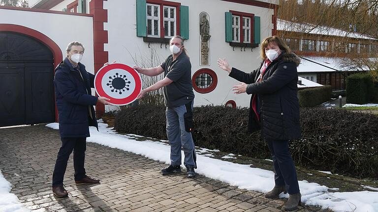 Der Künstler Sieghart Böhme (links) hat ein das Verkehrszeichen Virus-Verbot entwickelt. Eines hat er an Bürgermeisterin Rosi Schraud und Bernd Michel, den Hausmeister der Weißen Mühle, übergeben. Der Künstler Sieghart Böhme (links) hat ein das Verkehrszeichen Virus-Verbot entwickelt. Eines hat er an Bürgermeisterin Rosi Schraud und Bernd Michel, den Hausmeister der Weißen Mühle, übergeben.
