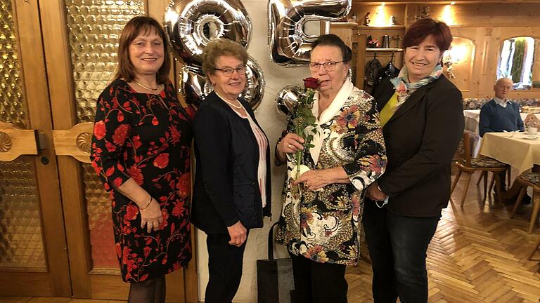 Kreisbäuerin Edeltraud Häusler(von links), Ehrenkreisbäuerin Rita Jörg und die stellvertretende Kreisbäuerin Helene Greubel (rechts) gratulierte Hildegard Böhm zum 85. Geburtstag.       -  Kreisbäuerin Edeltraud Häusler(von links), Ehrenkreisbäuerin Rita Jörg und die stellvertretende Kreisbäuerin Helene Greubel (rechts) gratulierte Hildegard Böhm zum 85. Geburtstag.