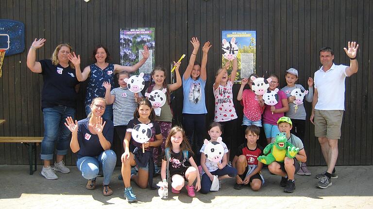 Die Klasse 3b der Grundschule Grünsfeld-Wittighausen freute sich, dass sie als eine der drei Gewinnerklassen ein paar schöne Stunden auf dem Bauernhof verbringen durfte. Die Klasse 3b der Grundschule Grünsfeld-Wittighausen freute sich, dass sie als eine der drei Gewinnerklassen ein paar schöne Stunden auf dem Bauernhof verbringen durfte.