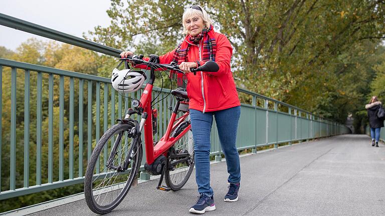 Brigitte Mikschofsky muss ihr Rad über den Sebastian-Kneipp-Steg schieben.&nbsp;