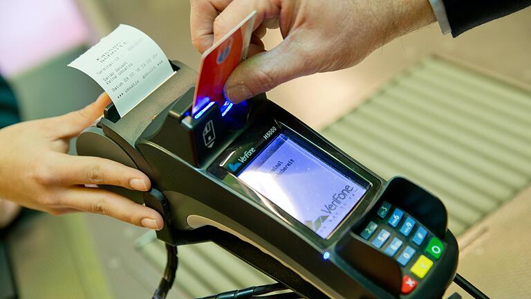 Einfach per Karte bezahlen oder Geld abheben: Das ist im Alltag gängig. In einigen Monaten ergeben sich allerdings Änderungen, weil die Maestro-Funktion auf Girokarten abgeschafft wird. Einfach per Karte bezahlen oder Geld abheben: Das ist im Alltag gängig. In einigen Monaten ergeben sich allerdings Änderungen, weil die Maestro-Funktion auf Girokarten abgeschafft wird.