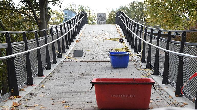 Elegant schwingt sich die Falaiser Brücke über die Kreuzung am Triamare. Wie vorgesehen soll das Bauwerk am Dienstag, 31. Oktober, freigegeben werden.