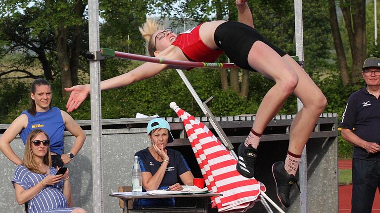 Die Hochspringerin Anne Granich ist das sportliche Aushängeschild beim TSV Oberthulba und will nächstes Jahr die 1,70 Meter überspringen.       -  Schon früh erkannten die Trainer beim TSV Oberthulba das Hochsprung-Talent bei Anne Granich. Aber auch neben dem Sport gibt die 15-Jährige eine gute Figur ab.