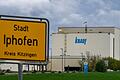 Blick auf die Zentrale des Knauf-Konzerns in Iphofen bei Kitzingen: Das Unternehmen verhandelt in Russland, wie es dort mit seinen Geschäften weitergeht.