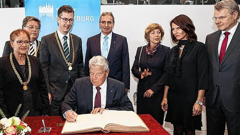 Eintrag ins Goldene Buch mit (v.l.) den Bürgermeistern Marion Schäfer-Blake und Adolf Bauer, OB Christian Schuchardt, Bundespräsident Joachim Gauck, MdB Paul Lehrieder, Daniel Schadt, Rita Schwarzelühr-Sutter und Generalsekretär Heinrich Bottermann (beide Bundesstiftung Umwelt).