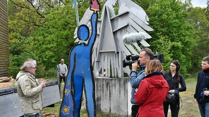 Einer der ersten Drehorte des MDR-Teams war der ehemalige Grenzübergang Eußenhausen-Henneberg. Hier trafen Steffi Peltzer-Büssow und ihr Kameramann Falk Fleischer auf den Aktionskünstler Jimmy Fell und seine Europastatue. Foto: Hanns Friedrich       -  Einer der ersten Drehorte des MDR-Teams war der ehemalige Grenzübergang Eußenhausen-Henneberg. Hier trafen Steffi Peltzer-Büssow und ihr Kameramann Falk Fleischer auf den Aktionskünstler Jimmy Fell und seine Europastatue. Foto: Hanns Friedrich