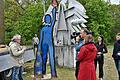 Einer der ersten Drehorte des MDR-Teams war der ehemalige Grenzübergang Eußenhausen-Henneberg. Hier trafen Steffi Peltzer-Büssow und ihr Kameramann Falk Fleischer auf den Aktionskünstler Jimmy Fell und seine Europastatue. Foto: Hanns Friedrich       -  Einer der ersten Drehorte des MDR-Teams war der ehemalige Grenzübergang Eußenhausen-Henneberg. Hier trafen Steffi Peltzer-Büssow und ihr Kameramann Falk Fleischer auf den Aktionskünstler Jimmy Fell und seine Europastatue. Foto: Hanns Friedrich