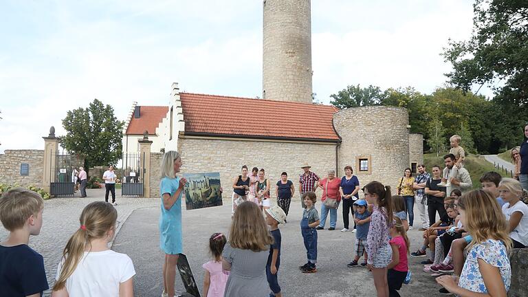 Geschichtsunterricht am Kastanienbaum. Vor der Kulisse der Schlossanlage von Büchold erzählte Susan Schubert ihren jungen Gästen aus der Geschichte des Schlosses.