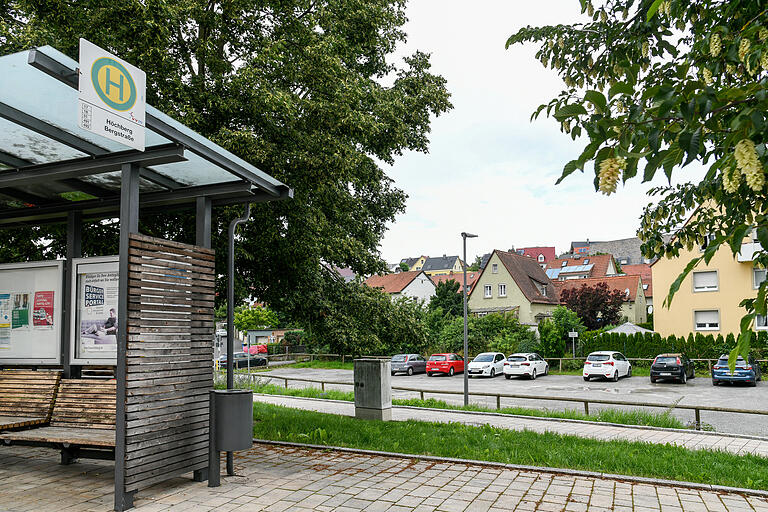 Im Höchberger Grundweg fallen die meisten Parkplätze dem Neubau des Ärztehauses zum Opfer. Im Höchberger Grundweg fallen die meisten Parkplätze dem Neubau des Ärztehauses zum Opfer.
