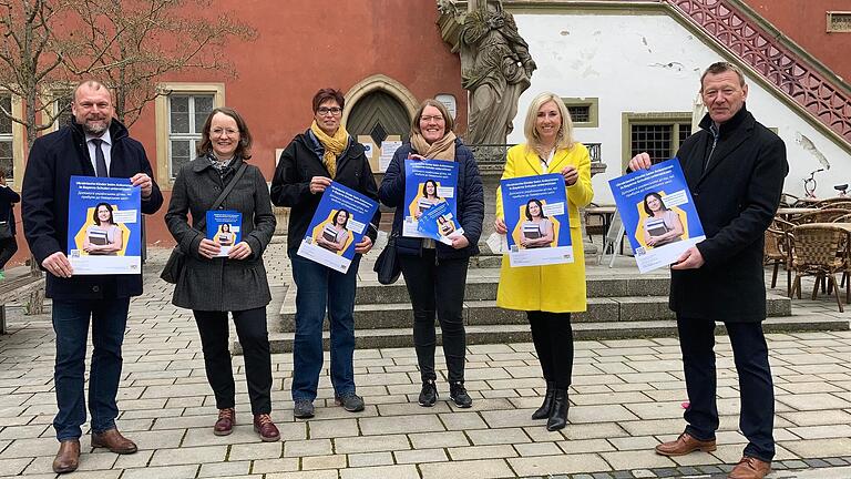 Plakate und Flyer zur Gewinnung von Willkommenskräften übergab Kultusstaatssekretärin Anna Stolz (Zweite von rechts) in Ochsenfurt, V.l. Landrat Thomas Eberth, Silke Jacobi und Sonja Fischer-Seitz (beide Realschule Maindreieck Ochsenfurt), Margit Stühler (Berufsschule Kitzingen-Ochsenfurt), rechts Bürgermeister Peter Juks. Plakate und Flyer zur Gewinnung von Willkommenskräften übergab Kultusstaatssekretärin Anna Stolz (Zweite von rechts) in Ochsenfurt, V.l. Landrat Thomas Eberth, Silke Jacobi und Sonja Fischer-Seitz (beide Realschule Maindreieck Ochsenfurt), Margit Stühler (Berufsschule Kitzingen-Ochsenfurt), rechts Bürgermeister Peter Juks.