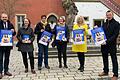 Plakate und Flyer zur Gewinnung von Willkommenskräften übergab Kultusstaatssekretärin Anna Stolz (Zweite von rechts) in Ochsenfurt, V.l. Landrat Thomas Eberth, Silke Jacobi und  Sonja Fischer-Seitz (beide Realschule Maindreieck Ochsenfurt), Margit Stühler (Berufsschule Kitzingen-Ochsenfurt), rechts Bürgermeister Peter Juks.