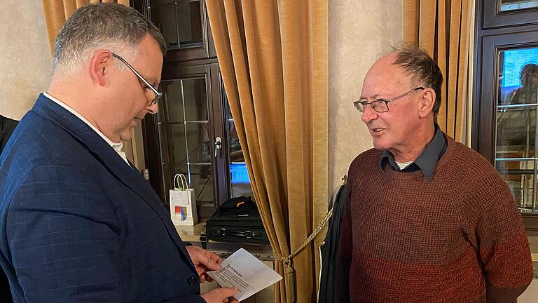 Thomas Jäcklein (rechts) ist bei der Bürgerliste nachgerückt als neues Stadtratsmitglied in Volkach. Bürgermeister Heiko Bäuerlein (vorne) nahm ihm den Amtseid ab.