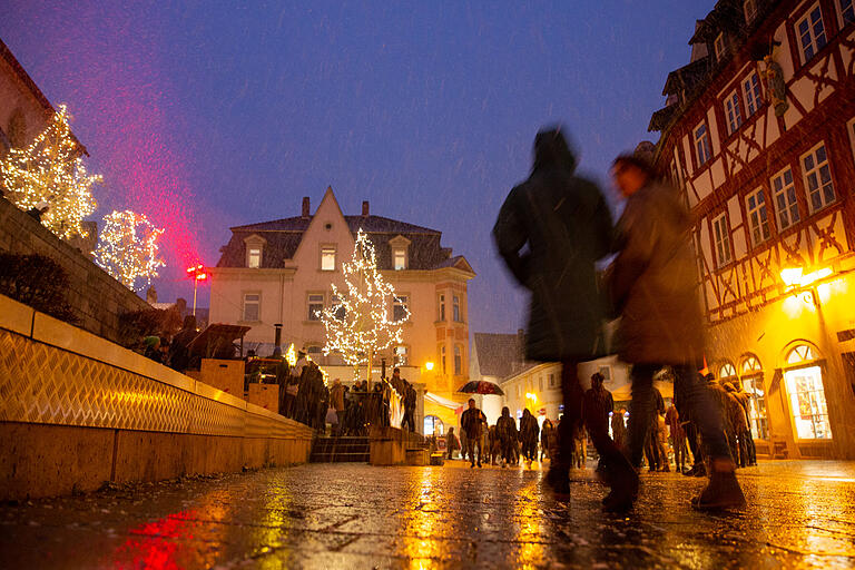 Die Stände und Buden des Weihnachtsmarkts verteilen sich über die Ochsenfurter Altstadt.