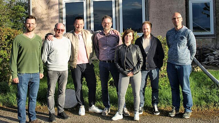 Im Bild (von links):&nbsp; Julian Krause, 2. Vorsitzender; Christian Müller, 2. Kassier; Sebastian Wildfeuer, 1. Vorsitzender; Stephan Reible, 1. Kassier; Stephanie Müller, Schriftfürerin; Florian Hafner, Ausbildungsleiter; Stefan Appel, Werkstattleiter; auf dem Bild fehlt  Jens Malzacher, Hauptflugleiter.