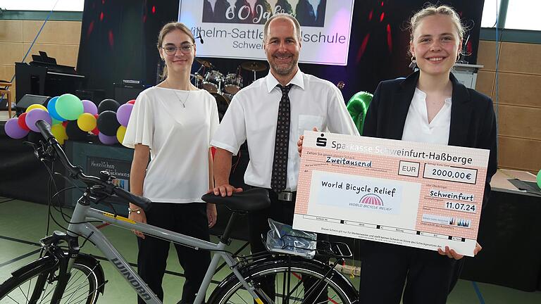 Schulwegerleichterung: 2000 Euro für die Hilfsorganisation 'World Bicyle Relief' hatten die SMV-Vertreterinnen Anastasia Würfel und Lina Böckler dabei, zusammen mit Schulleiter Georg Harbauer. Schulwegerleichterung: 2000 Euro für die Hilfsorganisation 'World Bicyle Relief' hatten die SMV-Vertreterinnen Anastasia Würfel und Lina Böckler dabei, zusammen mit Schulleiter Georg Harbauer.