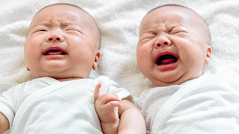 Chinese newborn twins crying       -  Zwei Neugeborene aus China: Aus ihrem Weinen hört man schon die Sprachmelodie der Eltern heraus.