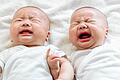 Chinese newborn twins crying       -  Zwei Neugeborene aus China: Aus ihrem Weinen hört man schon die Sprachmelodie der Eltern heraus.