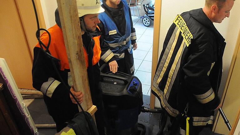 Das Haupt-Arbeitsgerät der Feuerwehr in Limbach war der Sauger. Dreizehn mal waren die Feuerwehrleute zu überfluteten Kellern alarmiert worden.