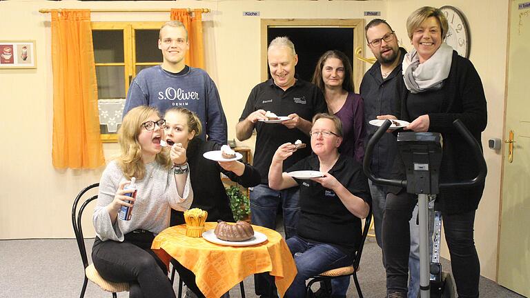 Zum anbeißen: Die Theatergruppe in Untersambach um Regisseurin Sabine Fröhlich (rechts) steht demnächst mit dem Schwank 'Trimm Dich fit mit Sahnehäubchen' auf der Bühne.