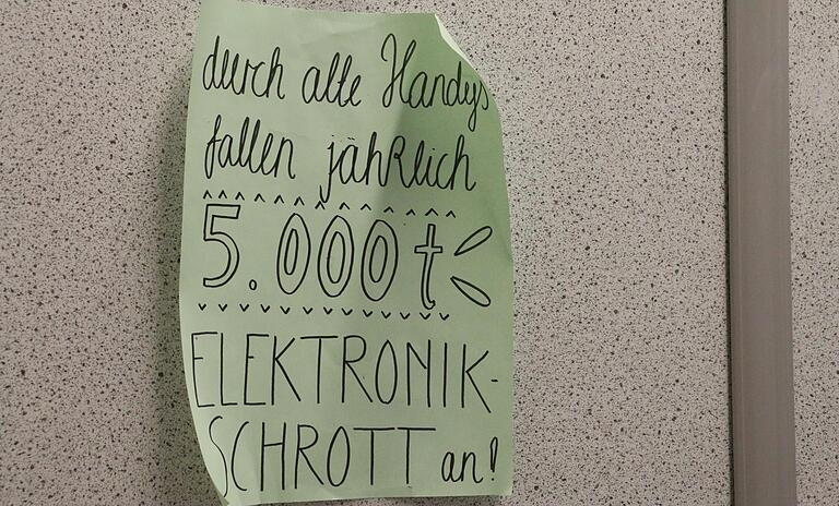 Handy-Aktion: Mit Plakaten im ganzen Schulhaus verteilt warb die Nachhaltigkeits-AG im BNG dafür, sensibler mit Elektromüll umzugehen.&nbsp;