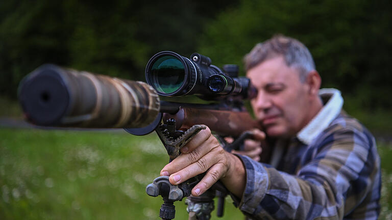 12.08.2019, Bayern, Greußenheim (Lkr. Würzburg): Der Jäger Berthold Kirchner demonstriert mit seiner Mauser M03 den Zielvorgang. Kirchner ist ein sehr aktiver Jäger - zeitweise fünf Nächte pro Woche ist er in der Natur unterwegs.&nbsp;