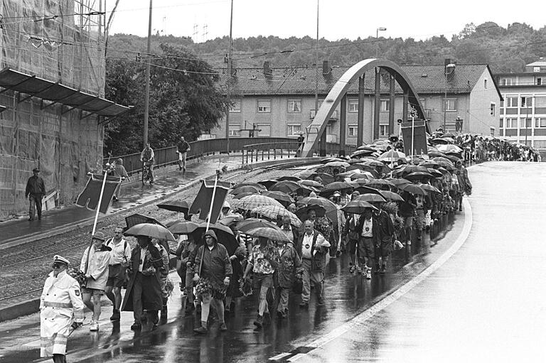 Der lange Zug der Gläubigen auf der Grombühlbrücke im Jahr 1996. Auf sie warteten außer Freunden und Angehörigen auch Zwiebelkuchen und Federweißer.