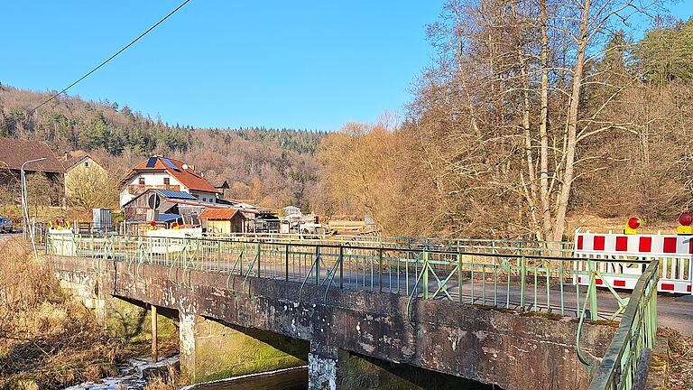 Schondrabrücke in Münchau: Teure Erneuerung - Die neue Schondrabrücke in der Münchau muss wegen Hochwassergefahr freitragend sein. Pfeiler - wie hier am Bestandsbau - wird es dann nicht mehr geben. Schondrabrücke in Münchau: Teure Erneuerung - Die neue Schondrabrücke in der Münchau muss wegen Hochwassergefahr freitragend sein. Pfeiler - wie hier am Bestandsbau - wird es dann nicht mehr geben.