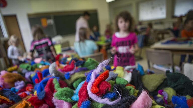 Die Grundschule Hofheim stellte drei Schultage in den Blickpunkt künstlerischer Aktivitäten. Im Rahmen der diesjährigen Projekttage „Kunststückchen“ nahmen knapp 300 Schüler aus insgesamt 16 Klassen teil. Jeder Schüler durfte sich selbst ein Kunstthema auswählen, die am vergangenen Mittwoch und Donnerstag je vier Stunden spannend und effektvoll umgesetzt wurden. Am finalen Freitag durften dann die „Kunststückchen-Künstler“ ihre vollendeten Werke ihren Familien, Lehrern, Mitschülern und weiteren Besuchern stolz präsentieren.