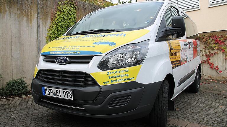 Mit diesem durch vor allem kleine Firmen und Handwerker finanzierten Bus für das Dekanat Lohr hat die vermittelnde Werbefirma ein gutes Geschäft gemacht.