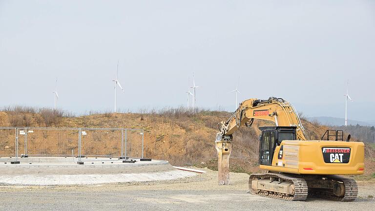 Der erste Bagger ist schon da: Acht von zehn Fundamente für den Windpark Wülfershausen/Wargolshausen sind fertig, müssen aber beseitigt werden, weil mit einem anderen Anlagentypen das Projekt nun vollendet werden soll.