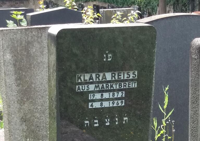 Der Grabstein von Klara Reiß auf dem Israelitischen Friedhof in Würzburg. Die hebräischen Schriftzeichen sind die Anfangsbuchstaben der Sätze 'Hier ruht...' (oben) und 'Ihre Seele sei eingebunden in das Bündel des Lebens' (unten) und sind normalerweise auf jedem jüdischen Grabstein zu finden. Der Grabstein von Klara Reiß auf dem Israelitischen Friedhof in Würzburg. Die hebräischen Schriftzeichen sind die Anfangsbuchstaben der Sätze 'Hier ruht...' (oben) und 'Ihre Seele sei eingebunden in das Bündel des Lebens' (unten) und sind normalerweise auf jedem jüdischen Grabstein zu finden.